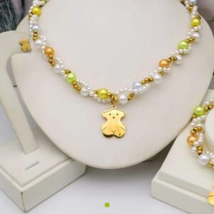 Conjunto de perlas y cuentas verdes con oso