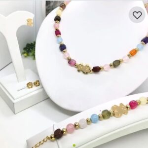 Conjunto de cuentas multicolor y oso dorado